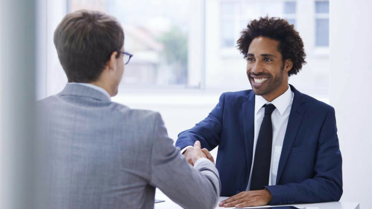 Descubra como o seu comportamento durante uma entrevista de emprego pode ser o fator decisivo para conquistar a oportunidade profissional que sempre desejou.